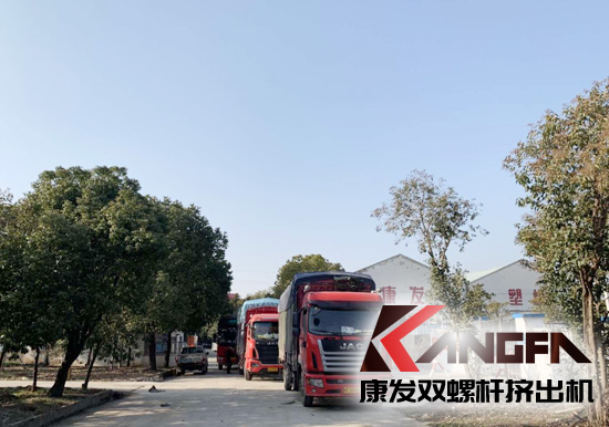 5臺(tái)雙螺桿擠出機(jī)運(yùn)輸車(chē)隊(duì)出廠