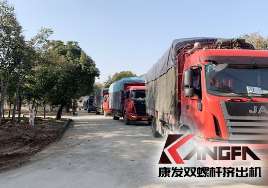 5臺(tái)雙螺桿擠出機(jī)運(yùn)輸車(chē)隊(duì)有序出廠