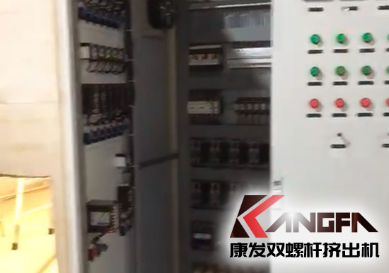 JSH-75標準化雙螺桿擠出機設備調(diào)試中...