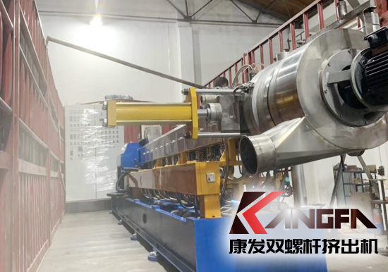 何為雙螺桿擠出機(jī)反應(yīng)擠出？反應(yīng)擠出是連續(xù)地將單體進(jìn)行聚合以及對(duì)現(xiàn)有聚合物進(jìn)行改性的工藝方法。是將傳統(tǒng)上分開操作的聚合物合成、改性及加工成型等聯(lián)合為一個(gè)整體工藝過程。