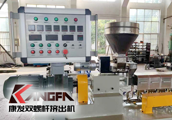 學(xué)校及實(shí)驗(yàn)室用康發(fā)20型雙螺桿擠出機(jī)。該機(jī)型適用于學(xué)校及企事業(yè)單位高分子聚合物合成，混煉，配方研發(fā)，擠出造粒，配合其他試驗(yàn)儀器一起使用！康發(fā)20型雙螺桿擠出機(jī)好用、實(shí)用、價(jià)又實(shí)！暢銷(xiāo)高校及企業(yè)試驗(yàn)室！