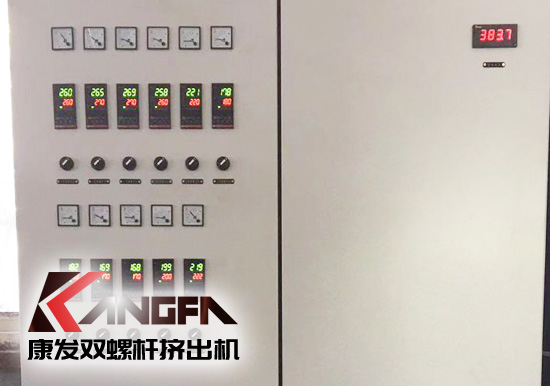 標(biāo)準(zhǔn)化全新雙螺桿擠出造粒機(jī)組滿負(fù)荷運轉(zhuǎn),擠出的可靠運行、滿足多樣工藝要求