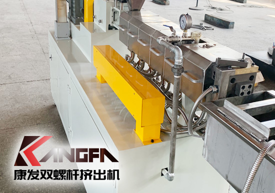 塑料廠實(shí)驗(yàn)室研究專(zhuān)用康發(fā)20型雙螺桿擠出造粒機(jī)組設(shè)備，機(jī)筒內(nèi)徑 20mm/長(zhǎng)徑比 28-48/主電機(jī)功率 5.5kw/螺桿轉(zhuǎn)速 100rpm/參考產(chǎn)量 5-20kg/h。
