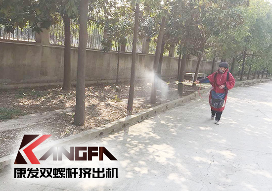 戰(zhàn)疫情、防風(fēng)險、保安全！康發(fā)雙螺桿擠出機復(fù)工在即，全廠實現(xiàn)全方位消毒！