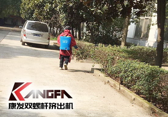 戰(zhàn)疫情、防風(fēng)險、保安全！康發(fā)雙螺桿擠出機復(fù)工在即，全廠實現(xiàn)全方位消毒！