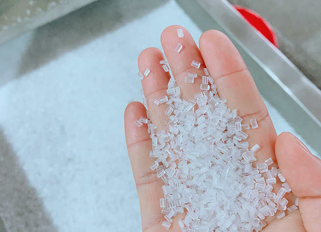 料子表面光滑，顆粒大小均勻。