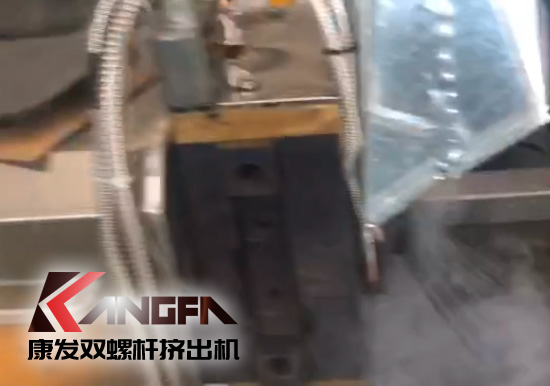 延長設(shè)備使用壽命，提升客戶滿意度！康發(fā)加強(qiáng)對(duì)雙螺桿造粒機(jī)的維護(hù)包養(yǎng)工作