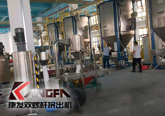 全過(guò)程自動(dòng)化雙螺桿擠出機(jī)生產(chǎn)線！機(jī)械手可以大幅減少工人、提升效率、拉低成本、提高產(chǎn)品品質(zhì)、提升工廠形象、安全性優(yōu)。