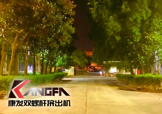 總裝車間：眾志成城齊奮戰(zhàn) 全力以赴保發(fā)貨 確保雙螺桿擠出機(jī)設(shè)備按期交付至顧客手中。