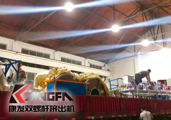 總裝車間：眾志成城齊奮戰(zhàn) 全力以赴保發(fā)貨 確保雙螺桿擠出機(jī)設(shè)備按期交付至顧客手中。