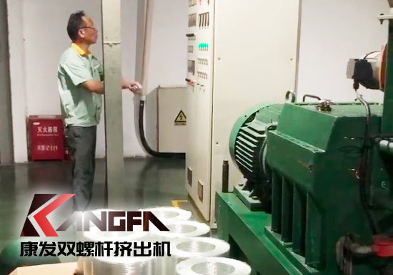 質(zhì)量為先，信譽為重，管理為本，服務為誠！康發(fā)雙螺桿設備老客戶售后維修