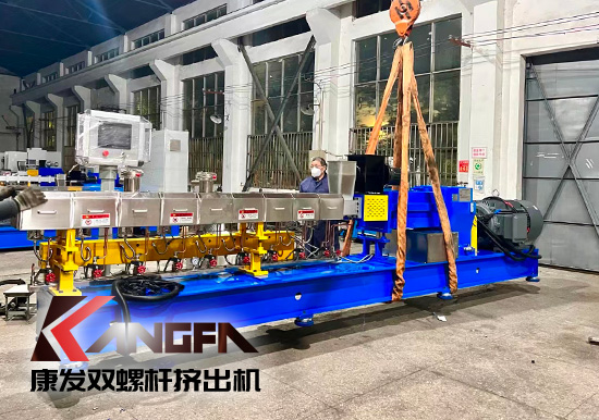 臨近年底，雙螺桿造粒機發(fā)貨忙,全力以赴為市場！