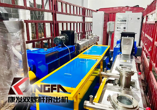 臨近年底，雙螺桿造粒機發(fā)貨忙,全力以赴為市場！