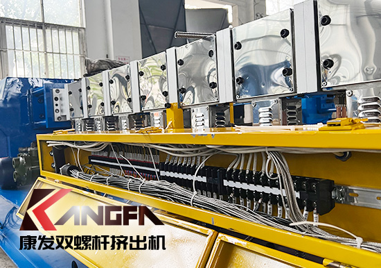 臨近年底,雙螺桿造粒機(jī)發(fā)貨忙,全力以赴為市場!