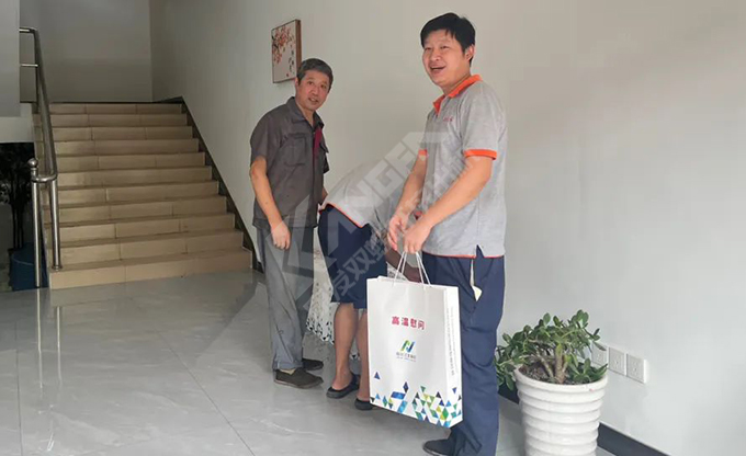 南京江北新區(qū)總工會(huì)深入康發(fā)雙螺桿造粒機(jī)一線開展“來高溫慰問”慰問活動(dòng)！