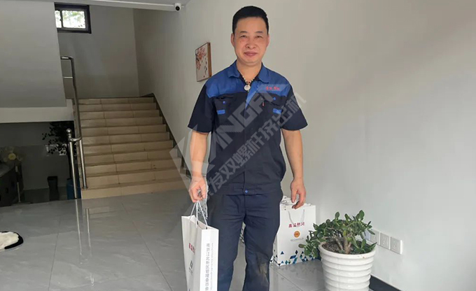 南京江北新區(qū)總工會(huì)深入康發(fā)雙螺桿造粒機(jī)一線開展“來高溫慰問”慰問活動(dòng)！