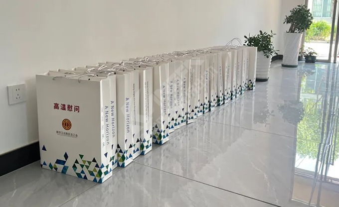 南京江北新區(qū)總工會(huì)深入康發(fā)雙螺桿造粒機(jī)一線開展“來高溫慰問”慰問活動(dòng)！