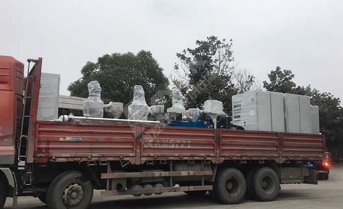 新年伊始,康發(fā)雙螺桿造粒機(jī)成功裝車發(fā)貨,助力客戶生產(chǎn)效率再上新臺(tái)階