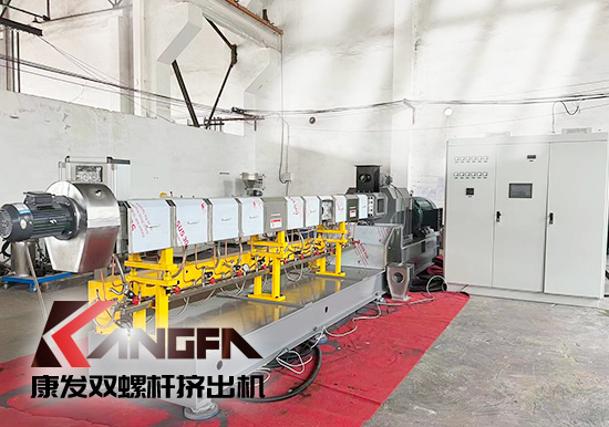 廢塑料高容積熔融定制型設(shè)備——康發(fā)雙螺桿造粒機出品
