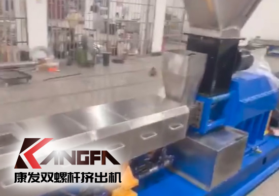 “中國制造”尋求挖掘更大的非洲需求！JSH-65型雙螺桿擠出機(jī)設(shè)備出口設(shè)備帶料試機(jī)，坐標(biāo)非洲！