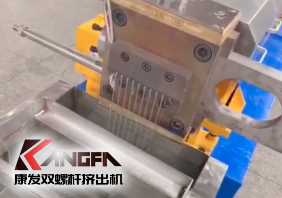 “中國制造”尋求挖掘更大的非洲需求！JSH-65型雙螺桿擠出機(jī)設(shè)備出口設(shè)備帶料試機(jī)，坐標(biāo)非洲！