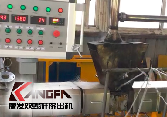 標(biāo)準(zhǔn)化雙螺桿擠出造粒機(jī)組采用新款一體化便攜開機(jī)方式，康發(fā)塑機(jī)為您想的更多！