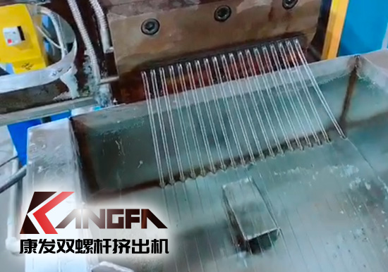 康發(fā)雙螺桿擠出機(jī)熔噴料生產(chǎn)線交付，每天可以為市場(chǎng)提供800萬(wàn)只口罩的原料。生產(chǎn)線出料均勻，不斷條！料子表面光滑，顆粒大小均勻！口罩布（熔噴布）熔脂可達(dá)1400-1600！