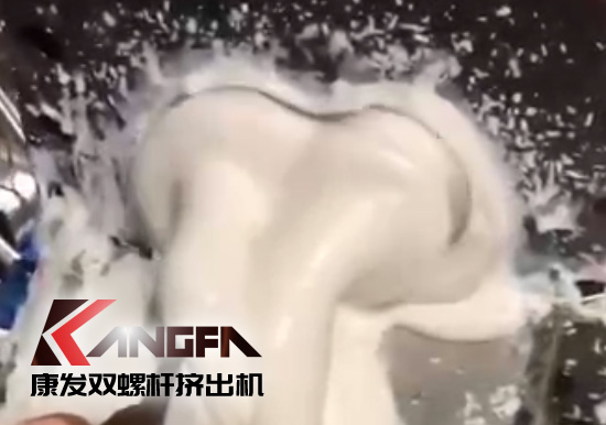 康發(fā)雙螺桿擠出設(shè)備以其過硬的產(chǎn)品技術(shù)、卓越的產(chǎn)品質(zhì)量贏得了越來越多的忠實(shí)用戶，并在競爭日趨激烈的市場獲得優(yōu)勢(shì)！