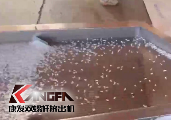 雙螺桿造粒機(jī)制造！追求品質(zhì)，精益求精！康發(fā)雙螺桿帶料試機(jī)