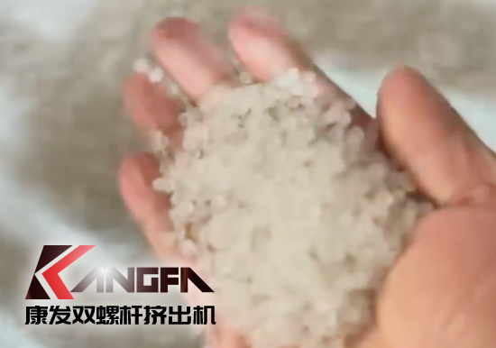水下切粒雙螺桿擠出機機組安裝調(diào)試生產(chǎn)！深耕于雙螺桿擠出機行業(yè)！相信我們！您會獲取更大的利益?。。? /></p><p>康發(fā)橡塑是一家集研發(fā)，生產(chǎn)單螺桿、<a  title=